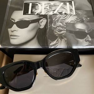 DEZI Charge It sunglasses